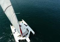 vista dalla albero sul trimarano a vela multiscafo yacht